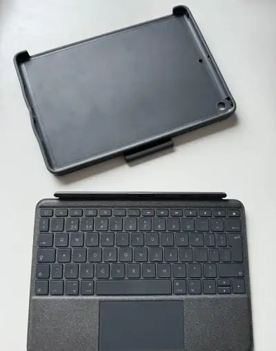 pouzdro Logitech Combo touch pro iPad 10,2