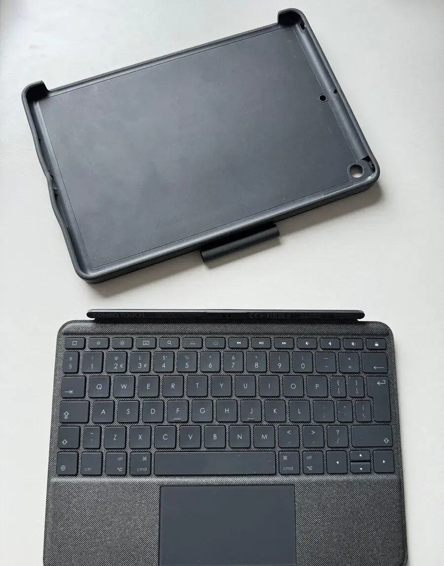 pouzdro Logitech Combo touch pro iPad 10,2
