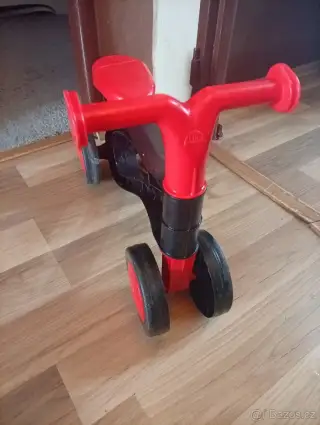 Červené odrážedlo
