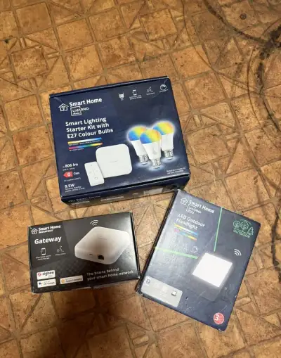 Chytrá domácnost 3x RGB žárovka, venkovní reflektor,jednotka