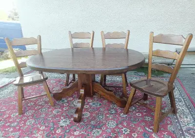 Rustikální tmavá dubová jídelna - Stůl & 4 X židle .