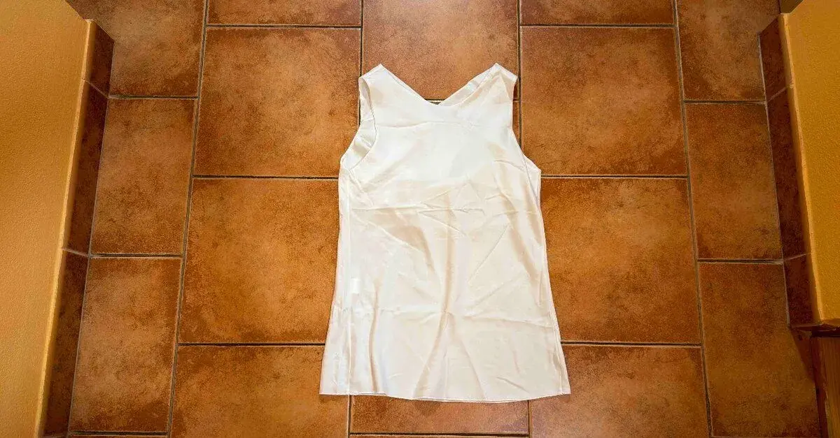 Bílá elegantní halenka bez rukávů s vodopádovým výstřihem –