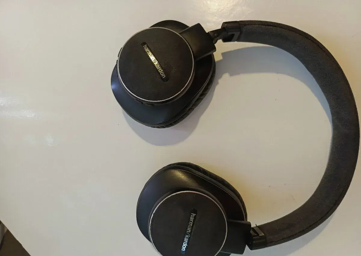 sluchátka. Harman Kardon FLY ANC