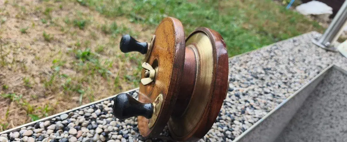 Starožitný retro rybářský naviják