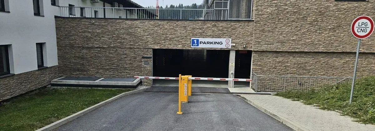 Garáž v Lipně nad Vltavou