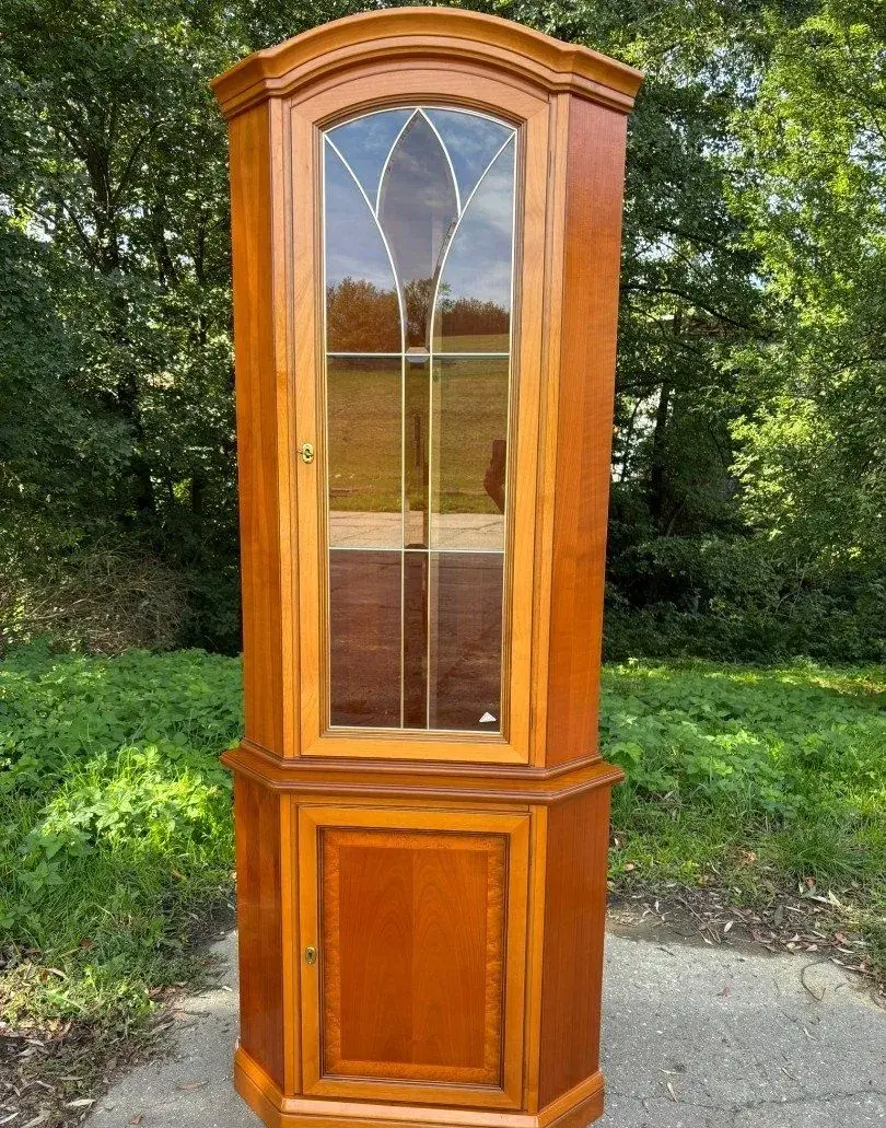 Masivní Italská rohová vitrína