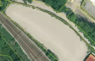 Oplocená, zpevněná plocha 4000m2 k podnikání