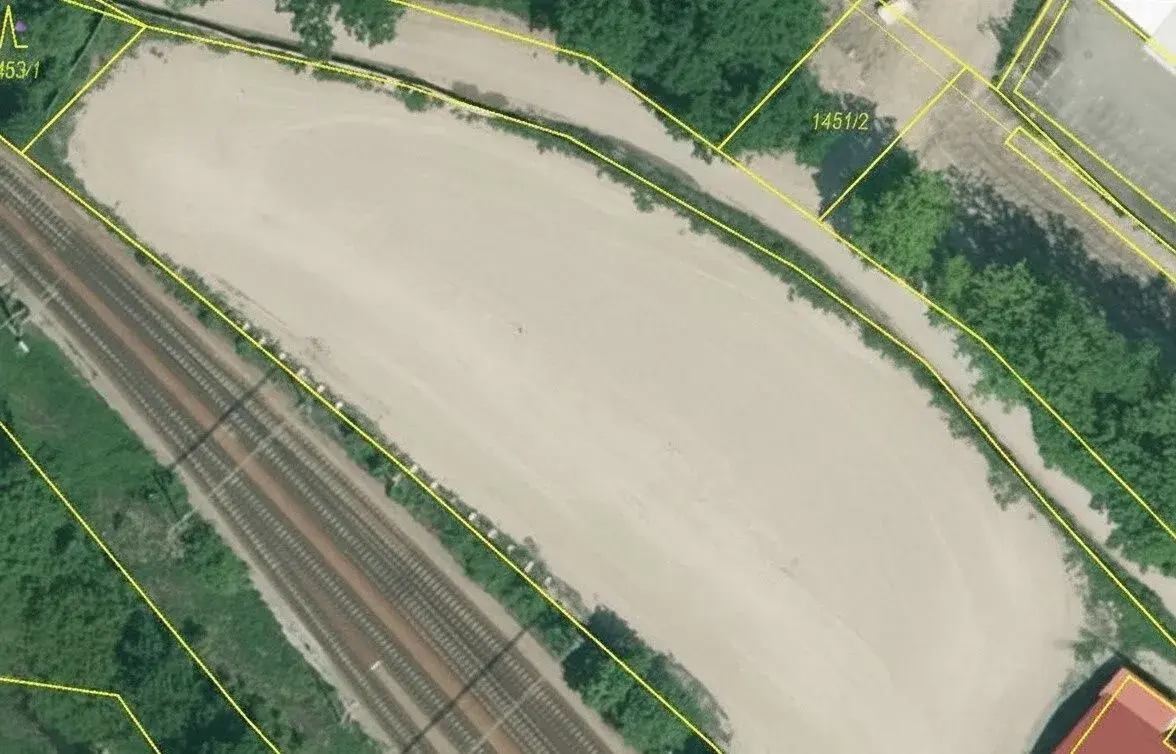Oplocená, zpevněná plocha 4000m2 k podnikání