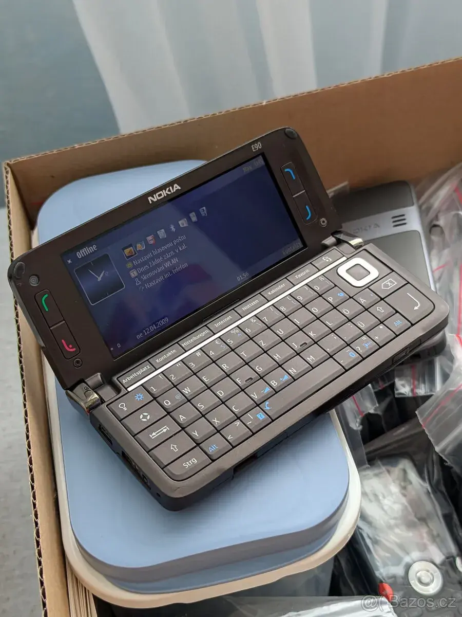 Nokia E90 - zachovalý stav, plně funkční