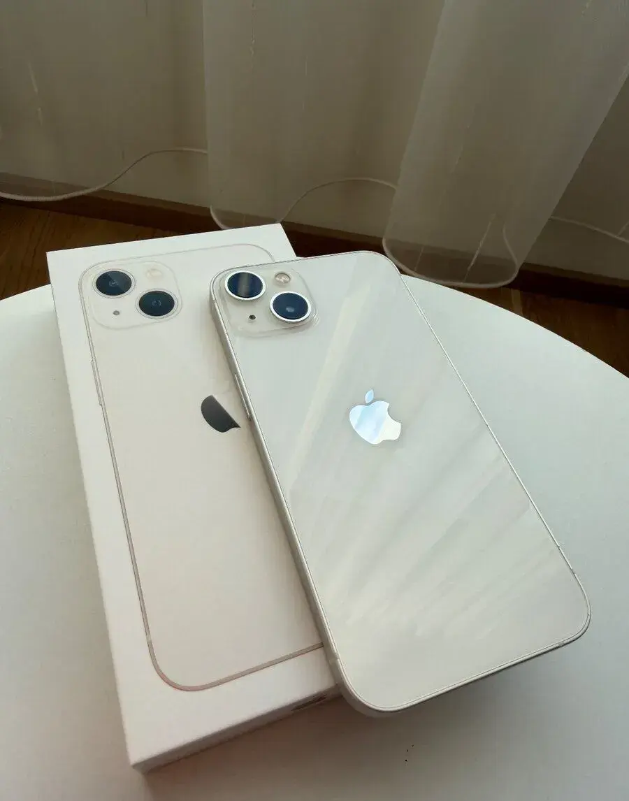 Apple iPhone 13, 128 GB Starlight – velmi pěkný stav