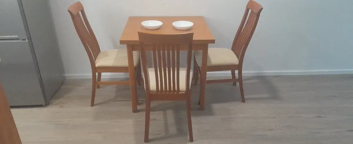 Jídelní stůl a židle TON
