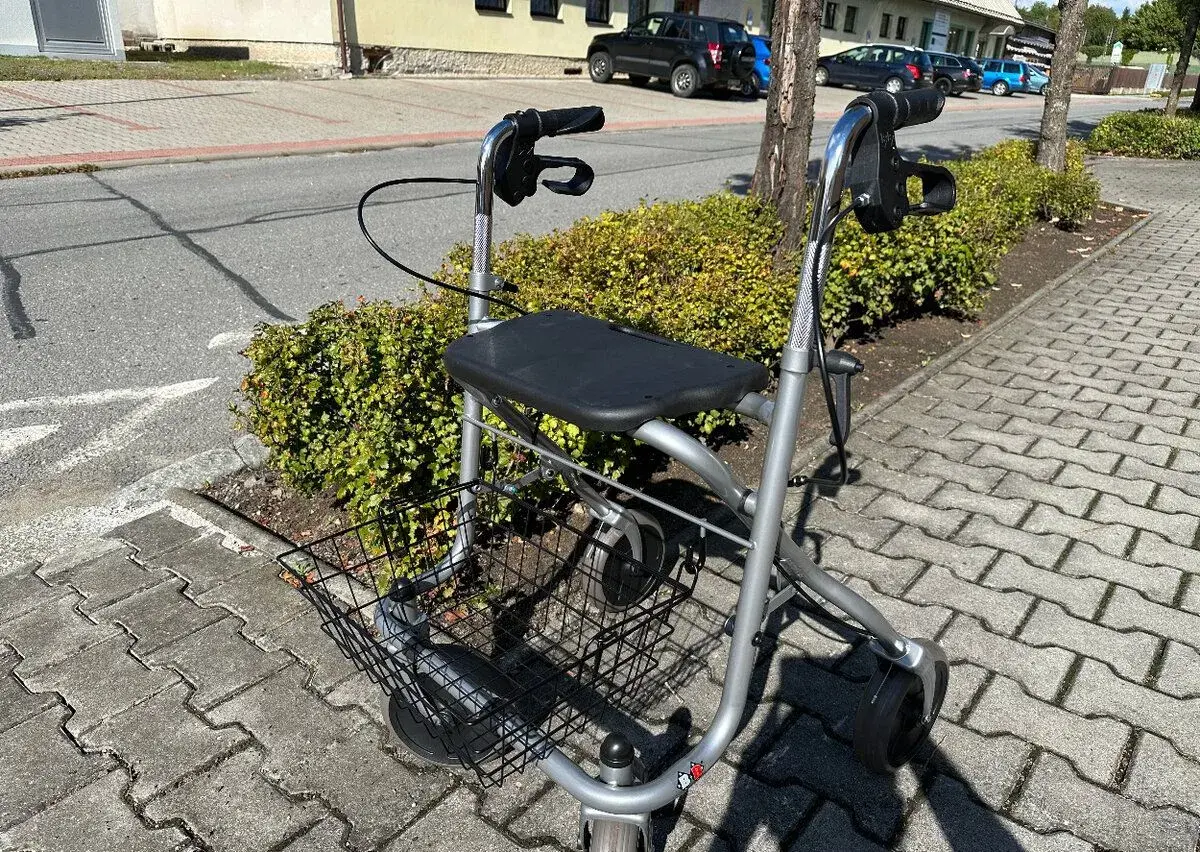 Chodítko pro seniory - podpůrný vozík - rolátor