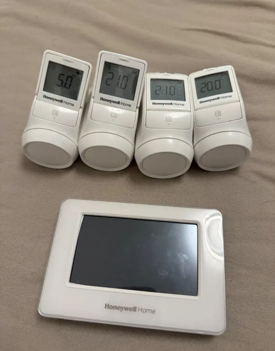 Termostatické hlavice a jednotka Honeywell EvoHome