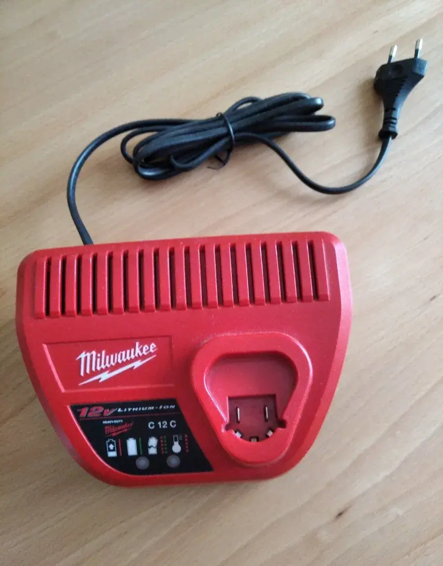 nabíječka Milwaukee