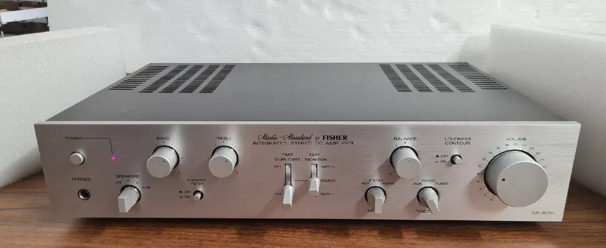 FISHER CA-2030 INTEGROVANÝ ZESILOVAČ