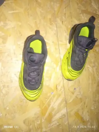 Více botasek Nike, Adidas