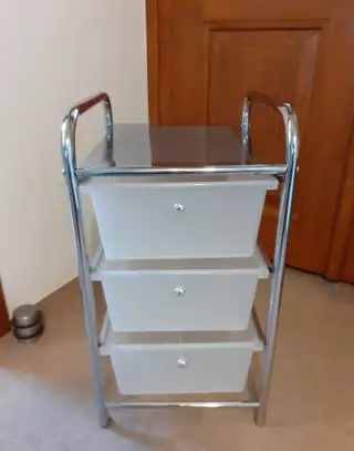 Úložný regál se zásuvkami