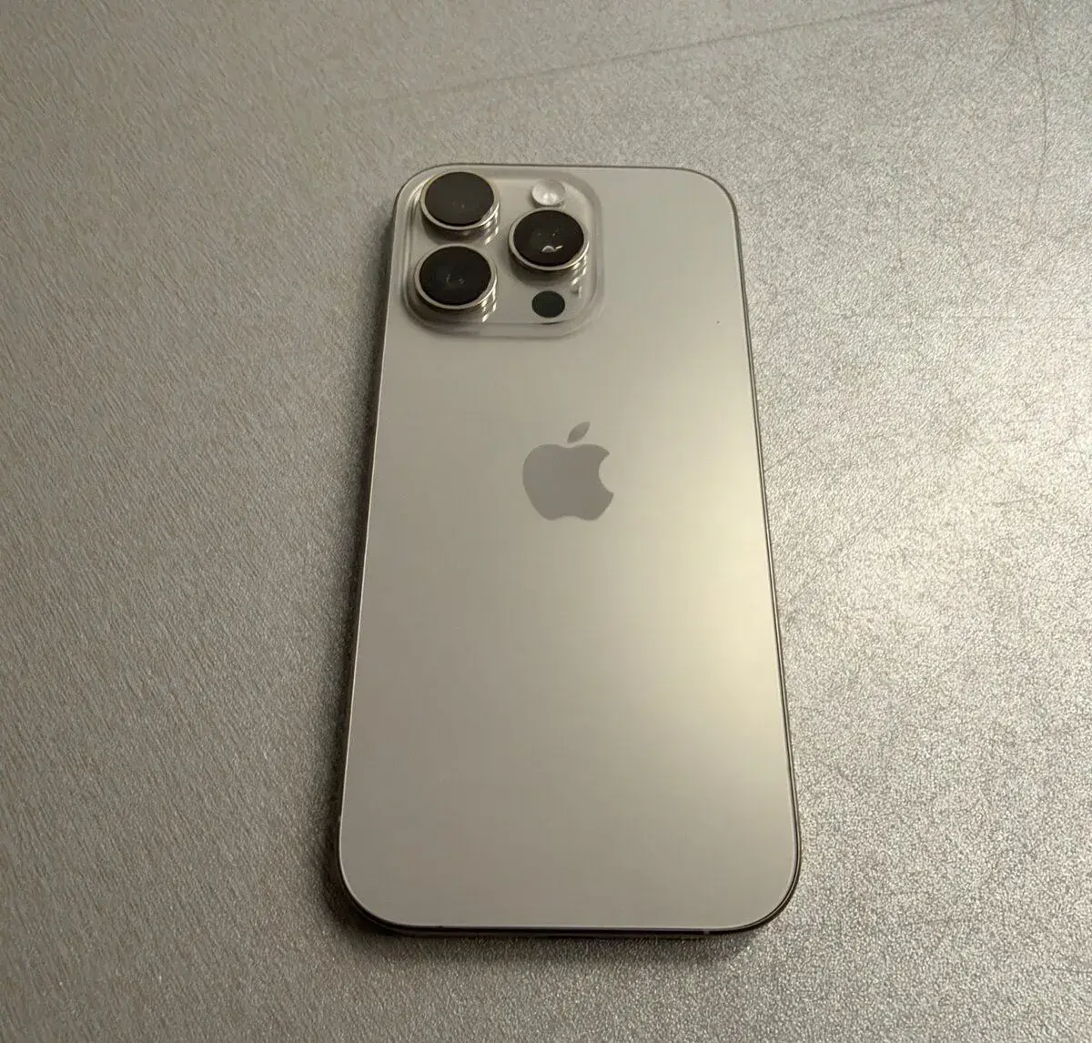 iPhone 16 Pro 256GB natural titan, bez škrábance, záruka