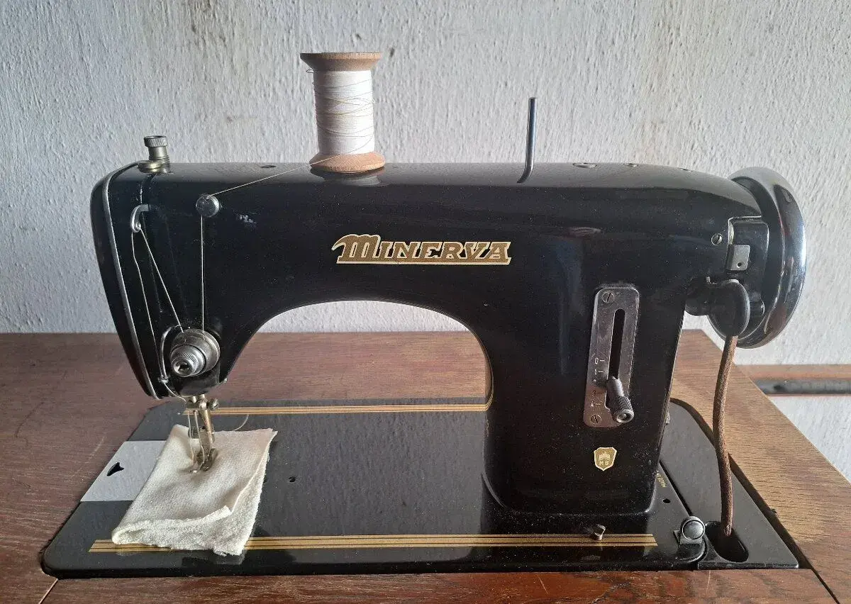 Retro šičí stroj Minerva