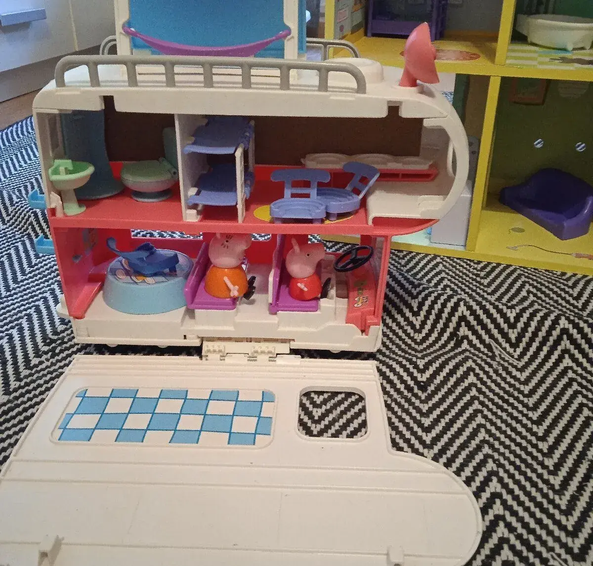 Velký dřevěný dům Pig Peppa s karavanem