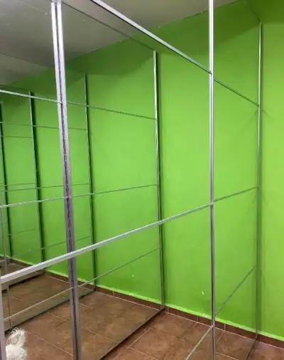 Velká skříň Ikea s posuvnými skleněnými dveřmi
