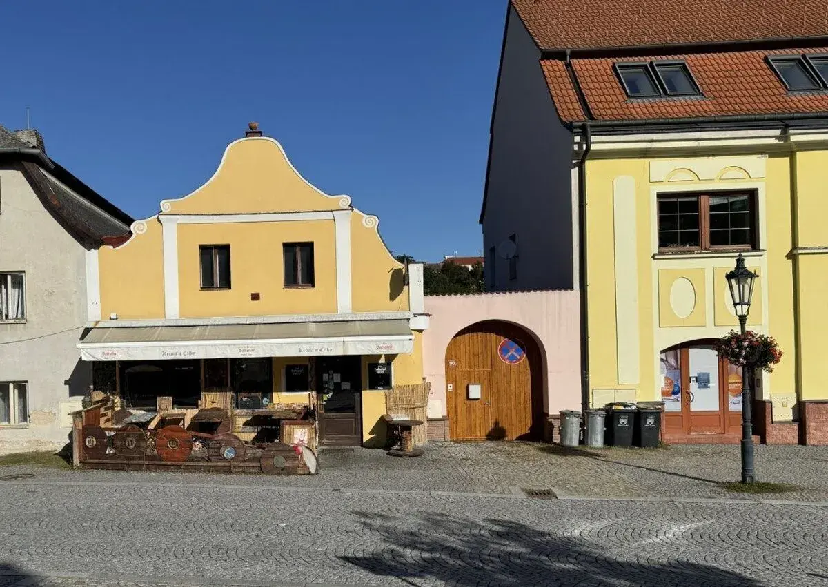 Převzetí zavedené restaurace se zahrádkou na Žižkově náměstí