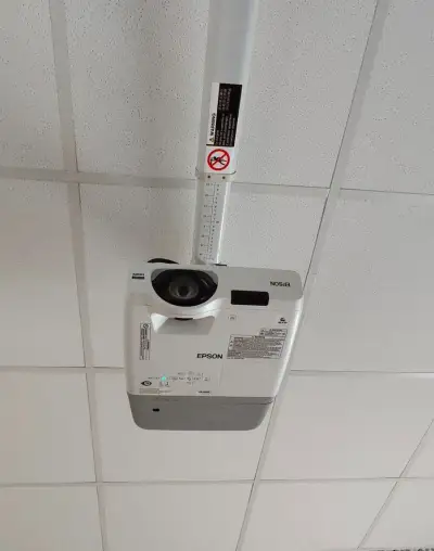 LCD projektor EPSON EB-535W vč. držáku a elektrického plátna