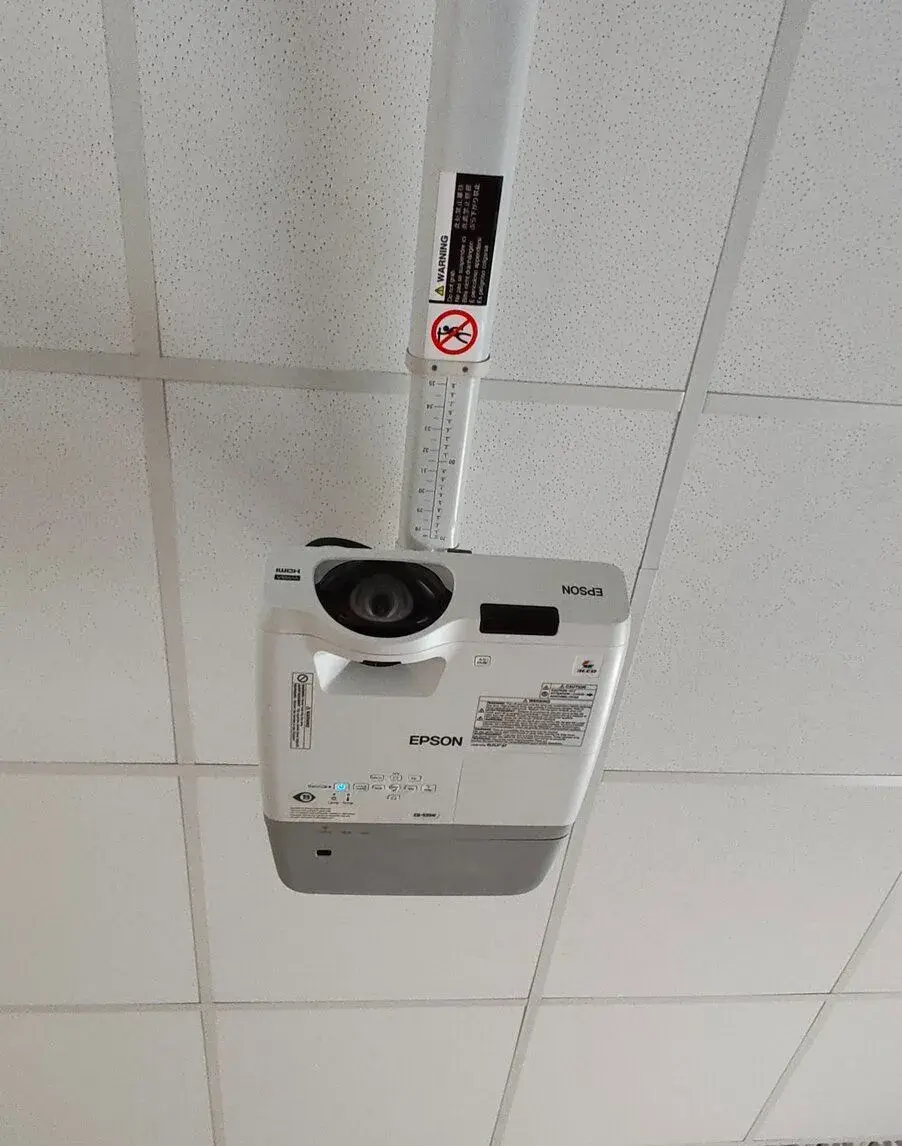 LCD projektor EPSON EB-535W vč. držáku a elektrického plátna