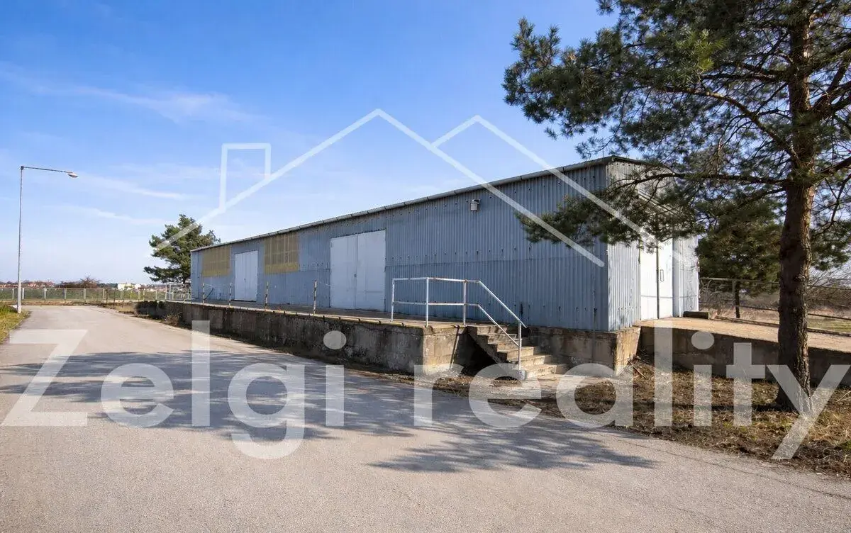 Pronájem skladové / výrobní haly 220 m² – 2 rampy, čelní náj