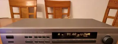 Pěkný tuner-YAMAHA TX-680RDS,top
