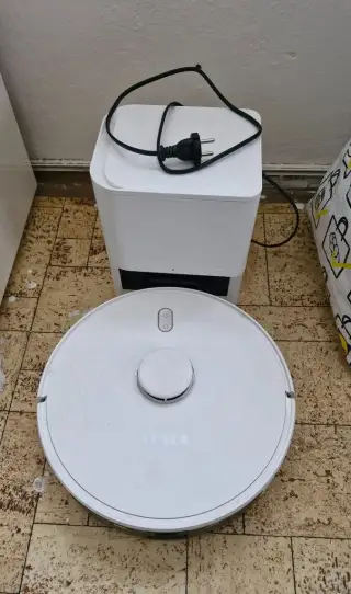 Robotický vysavač Tesla