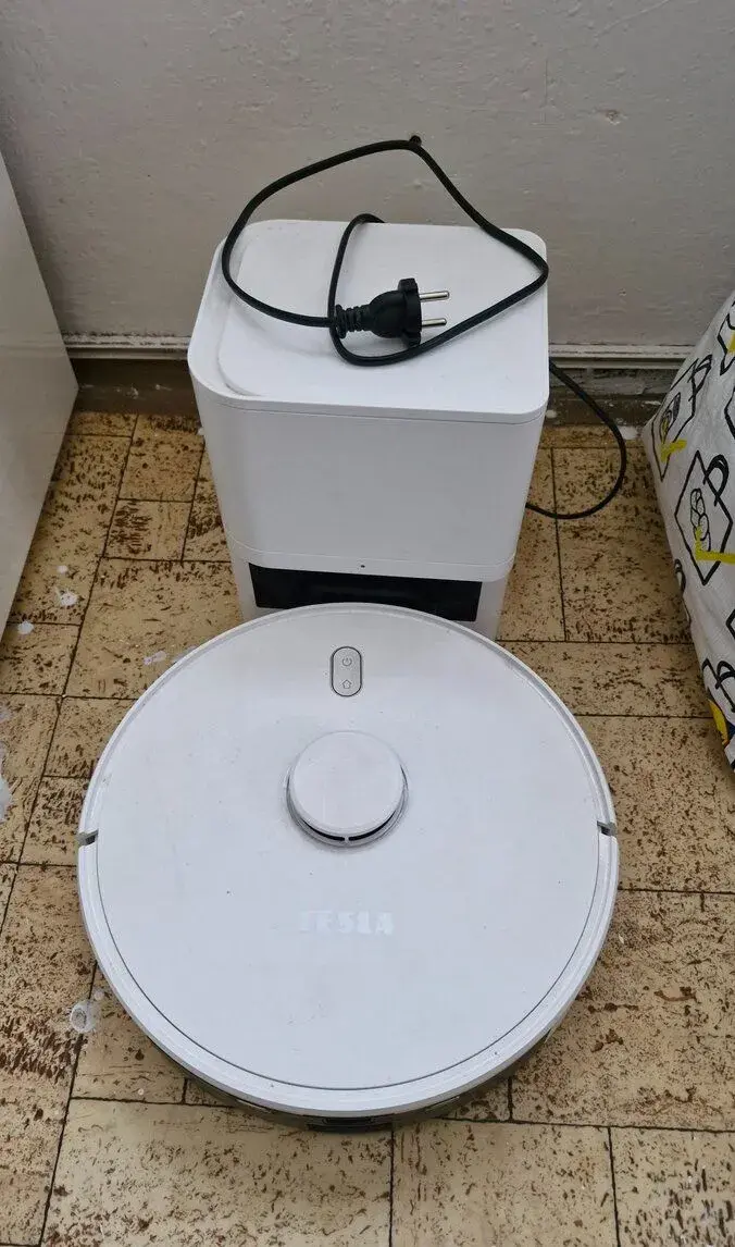 Robotický vysavač Tesla