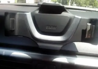 Na BMW e92 originál navigaci do tohoto držáku.