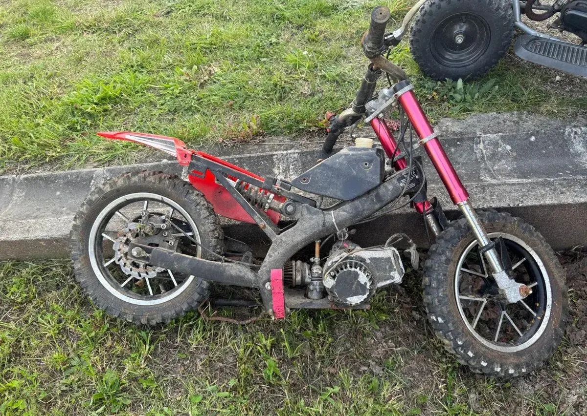 rozebraná dětská motorka kroska na díly, 49ccm