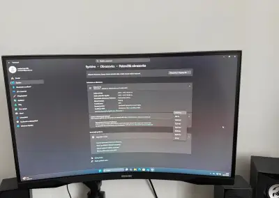 Samsung Odyssey G55C 27" (165Hz, QHD) + rameno Stell
