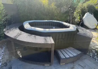 Ratanové obložení vířivky