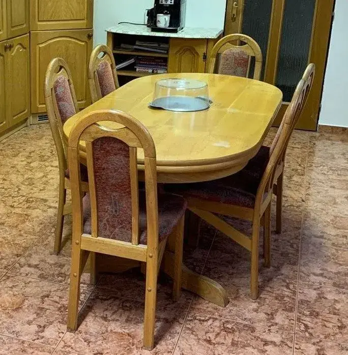 Rozkládací jídelní stůl + 6 židlí