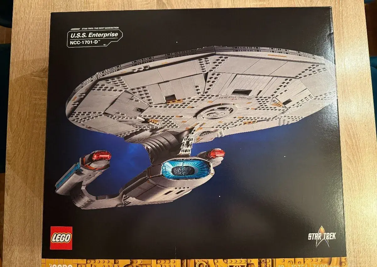 Lego set 10356 - Star Trek USS Enterprise