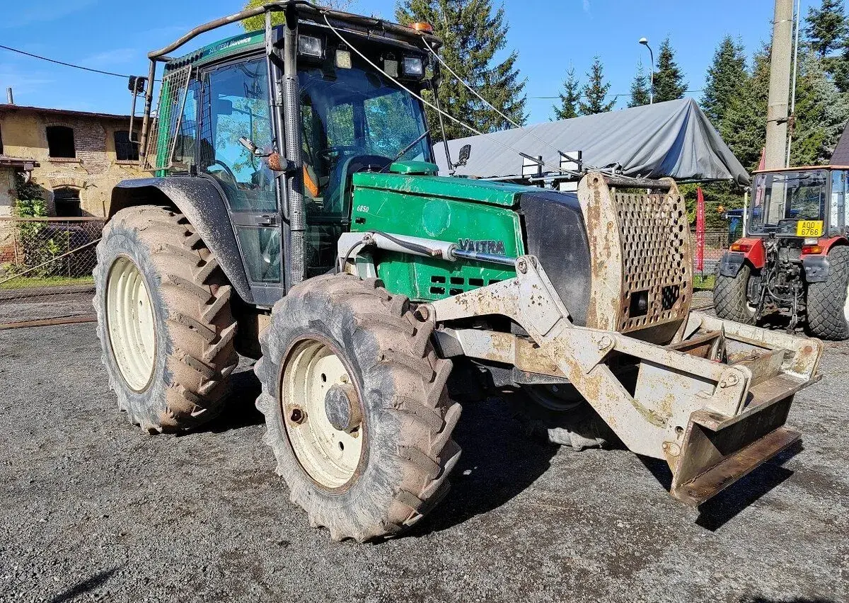 VALTRA 6850 lesní kolový traktor