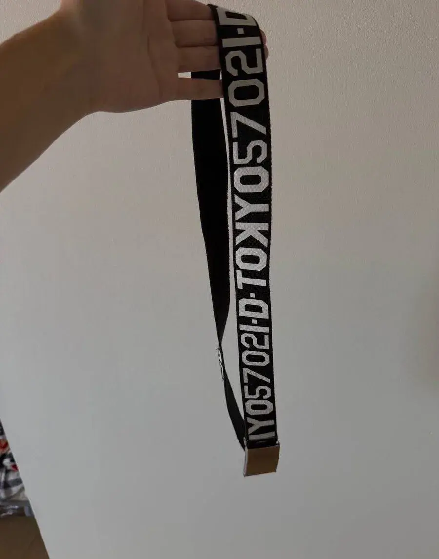 Černý látkový pásek s nápisem / potiskem