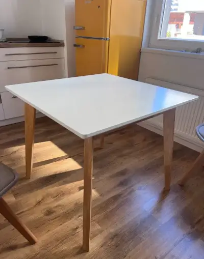 Jídelní stůl