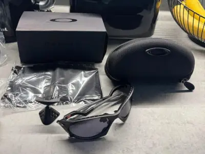 Oakley sluneční brýle
