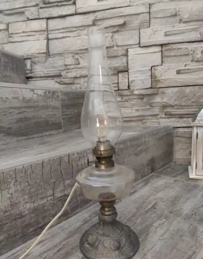 starožitná petrolejová lampa