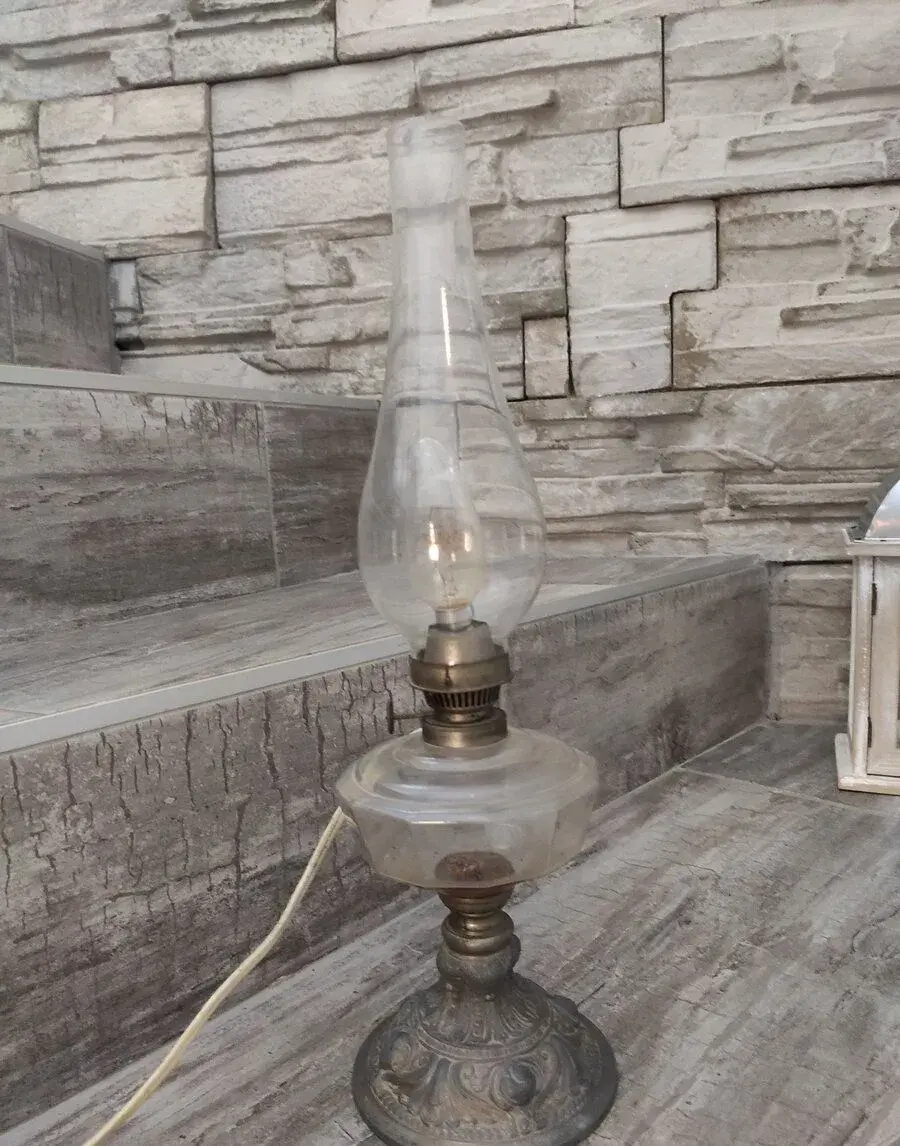 starožitná petrolejová lampa