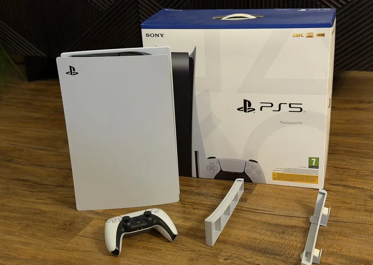 PS5 standard s mechanikou - plně funkční, zachovalá