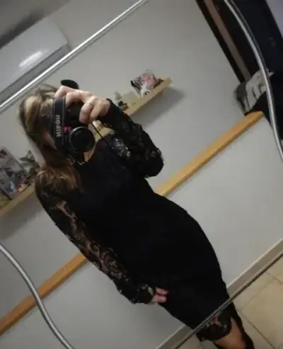 černé večerní šaty s holými zády