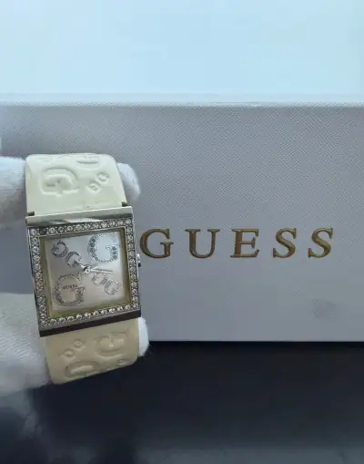 Dámské hodinky GUESS s kamínky a bílým řemínkem