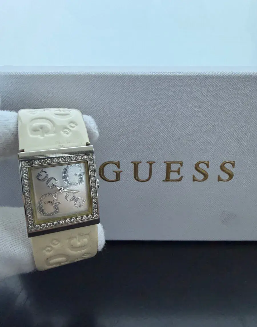 Dámské hodinky GUESS s kamínky a bílým řemínkem