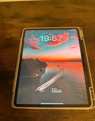 iPad Air 13″ (2025) 256 GB + klávesnice ESR, 2 kryty, Pencil