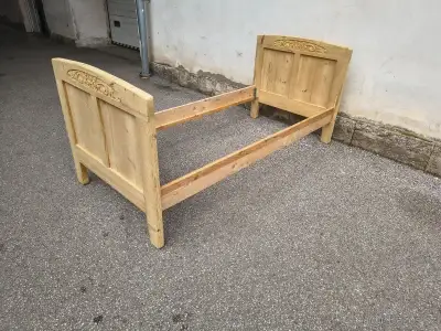 Starožitná postel ze zdobením po renovaci